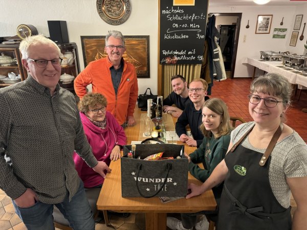 "Die 3223" mit Hans-Jürgen Brink, Monika Niederkrome, Frank Niederkrome, Niklas Niederkrome, Simon Brink und Marie Ehlers (von links) erhalten als Quiz-Gewinner von Gastwirtin Annette Reinking (rechts) eine Wundertüte. - © Sandra Castrup