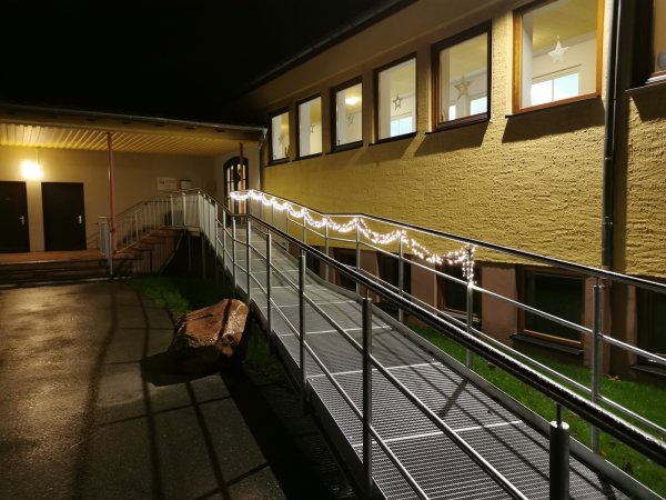 Mittlerweile leuchtet die weihnachtliche Lichterkette an der Rampe wieder. - © Christa Bittscheidt