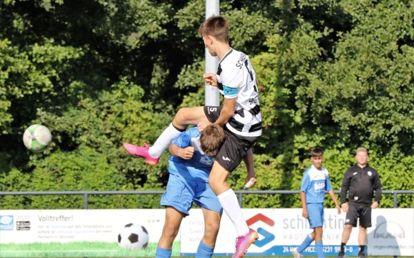 Nur in dieser Szene duckte sich der JFV Lippe vor dem SC Verl weg. - © Oliver König