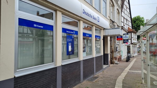 Die Deutsche Bank hat ihre Selbstbedienungsfiliale in Blomberg geschlossen. Es lohne sich nicht mehr, weil zu wenige Kunden das Angebot nutzten, sagt ein Pressesprecher. - © Marianne Schwarzer