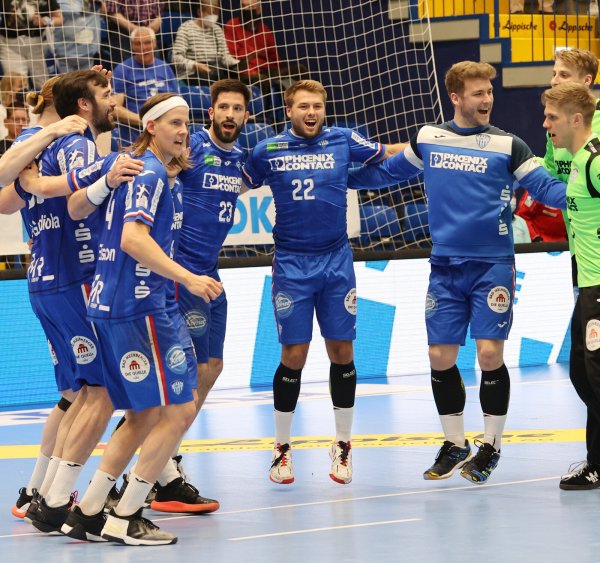 Kian Schwarzer (Nummer 22) feiert mit seinem Team den Sieg gegen Stuttgart. - © paul cohen