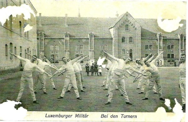 Kriegspostkarten haben die unterschiedlichsten Motive. Manch ein Schreiber ermöglichte so Einblicke in den Alltag an der Front. Der TV Lemgo hat eine ganze Sammlung verschiedener Postkarten im Archiv. - © Sammlung TV Lemgo