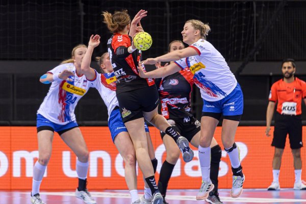 Energisch packt hier Kamila Kordovská im Pokal-Halbfinale gegen Buchholz-Rosengarten zu. - © Marco Wolf