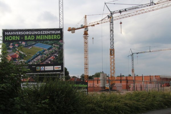 Derzeit ruhen die Arbeiten auf der Baustelle Fachmarktzentrum Kampstraße aufgrund eines Gerichtsbeschlusses. Ein nachgebesserter Bebauungsplan ist inzwischen vom Rat beschlossen worden. - © Dieter Asbrock