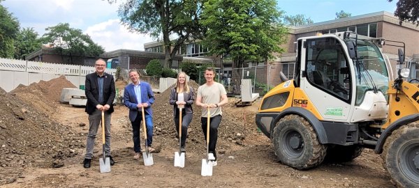 Spatenstich für die neue Flüchtlingsunterkunft für Familien auf dem Gelände der ehemaligen Anne-Frank-Schule:
Bürgermeister Markus Baier (von links), Dennis Ortmeier (Geschäftsbereichsleiter Verwaltung und Bürgerservice), Caroline Grübbel (Bauunternehmen) und Bauleiter Norman Rakisch. - © Katrin Kantelberg