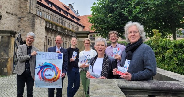 Laden ein zu einem besonderen Ereignis: Volker Jänig (Kantor St. Marien), Jörg Düning-Gast (Landesverband Lippe), Lysann Rehberg (Stadt Lemgo, Silvia Herrmann (Weserrenaissance-Museum), Dr. Vera Lüpke (Freundeskreis WRM), Frank Schreiber (Kantor St. Nicolai) und Arno Paduch (Heinrich-Schütz-Gesellschaft). - © Katrin Kantelberg