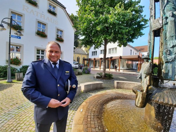 Polizeioberkommissar Axel Landwehrmeyer hat sein Büro als Bezirksdienstbeamter von Schlangen im Rathaus. Oft wird er aber auf den Straßen der Sennegemeinde unterwegs sein. - © Michaela Weiße