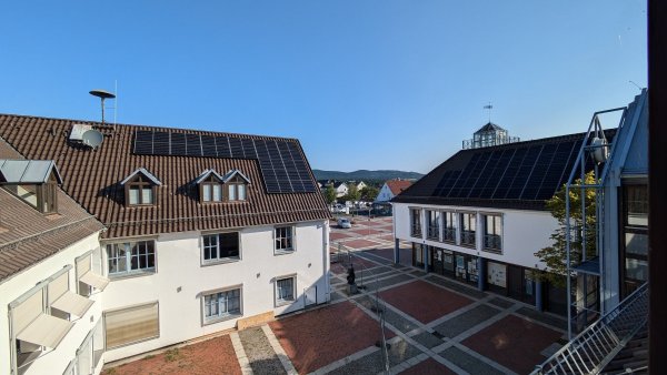 Für mehr Autarkie: Die Gemeinde Augustdorf hat eine Photovoltaikanlage auf das Rathausdach bauen lassen. - © Gemeinde Augustdorf