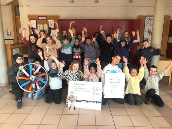 Die Seepferdchen-Klasse der Bachschule Detmold freut sich über den ersten Platz beim landesweiten Wettbewerb LogistiKids. - © IHK Lippe