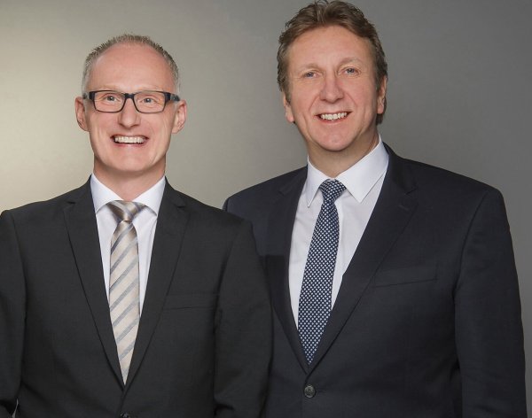 Nicht mehr länger ein Vorstandsteam: Andreas Weber (links ) und Achim Bress. Der 60-jährige hat sein Am niedergelegt. - © Volksbank Ostlippe