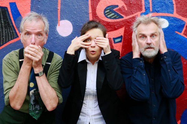 Die Bullemänner, Augustin Upmann (von links), Svetlana Svoroba und Heinz Weißenberg, treten mit ihrem mittlerweile 17. Programm "Plem" im Detmolder Sommertheater auf. - © André Decker