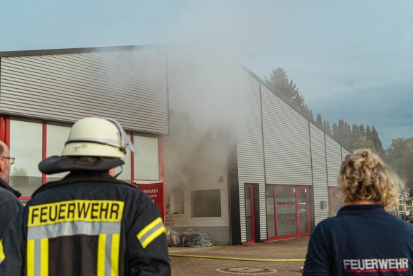 Der Kunstnebel steigt aus der Lagerhalle empor. Rechts beobachtet Einheitsführerin Melanie Mengedoht das Geschehen. - © Leon Stock/FreitagTV