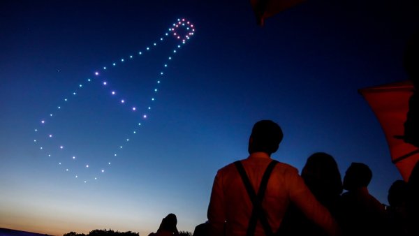 Die Drohnen werden an Silvester über dem Kurpark bunte Bilder kreieren. - © FlyingStars