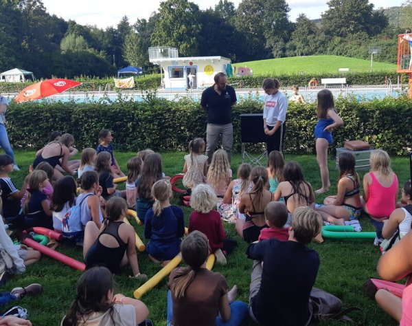 Rund 100 Lipperin trafen sich zum Mädchentag im Freibad Schieder. - © Ev.-ref. Kirche Cappel-Istrup