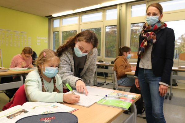 Bis vor einem halben Jahr war Leona Mehmeti selbst noch Schülerin des Niklas-Luhmann-Gymnasiums. Jetzt hilft sie Fünftklässlern, in einer kleinen Fördergruppe die Lernlücken zu schließen. Bettina Lohkamp, stellvertretende Schulleiterin (rechts), koordiniert das Projekt. - © Knut Dinter