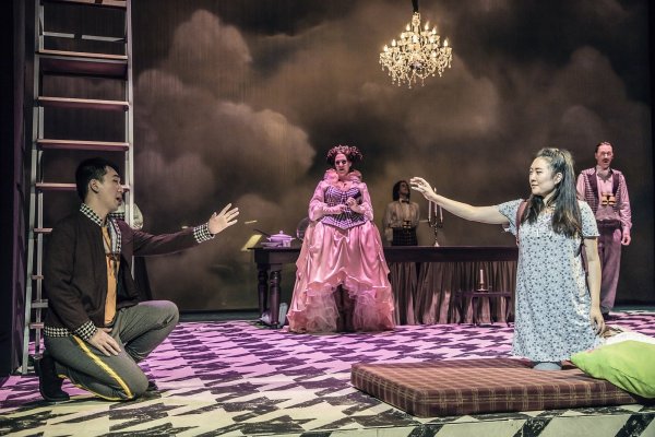 Das moderne Musikmärchen bietet spannende Unterhaltung für die ganze Familie. Eungdae Han und Rebecca Oh in einer Spielszene von „Die Prinzessin auf der Erbse". Das Stück sollte schon im März gezeigt werden, doch die Premiere fiel dem Coronavirus zum Opfer. - © Landestheater Detmold/Marc Lontzek