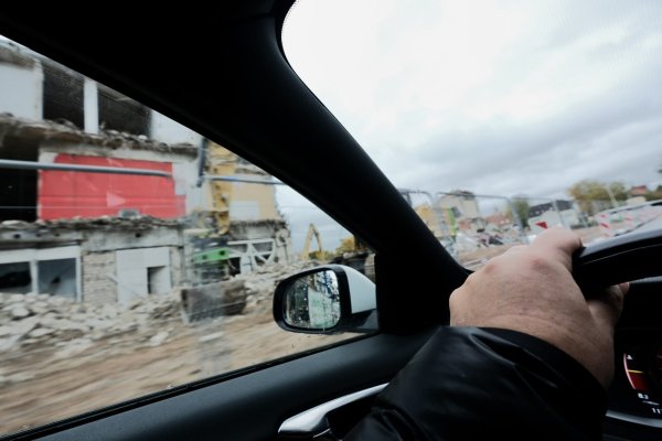 Die vorübergehende Einbahnregelung wegen der Baustelle am Hornschen Tor gibt einen Eindruck davon, wie sich eine generelle Einbahnregelung auf dem Innenstadtring auswirken könnte. Foto: Sven Koch - © Sven Koch