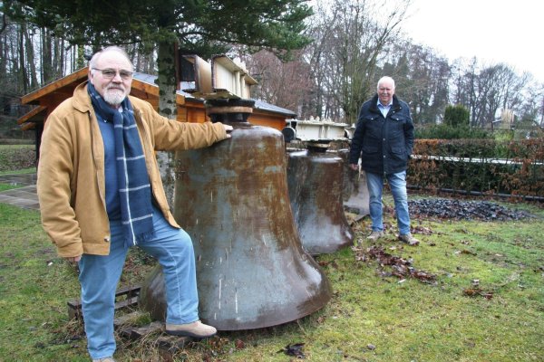 Noch stehen die Glocken alleine. Schon bald sollen sie in Koordination von Hans-Dieter Buckoh, erster Vorsitzender des Heimat- und Verkehrsvereins Pivitsheide V-L. und Vorstandsmitglied Friedrich Diekhof aufbereitet werden und in einem Denkmal-Bau erscheinen. - © Yannick Sonntag(LZ)