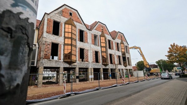 Der Abriss des "Hornschen Tores" geht in die heiße Phase. Bis zum 24. November sollen alle Mauern der früheren Einkaufsgalerie abgetragen sein. - © Yvonne Glandien