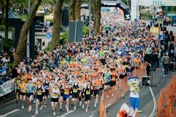 Tausende Teilnehmer strömten beim 77. Paderborner Osterlauf auf die Strecke und sorgten für ein buntes Laufspektakel. - © BESIM MAZHIQI