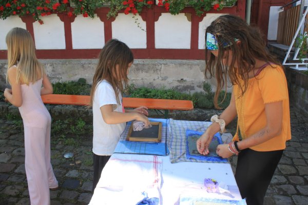 Auf dem Marktplatz durfte jeder, der wollte, unter Anleitung sein eigenes Papier schöpfen und bunt gestalten. - © Julia Szabo