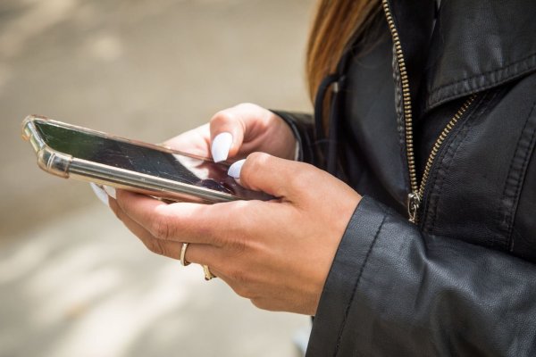 Eine Person tippt auf ihrem Smartphone - © Foto: Christin Klose/dpa-tmn