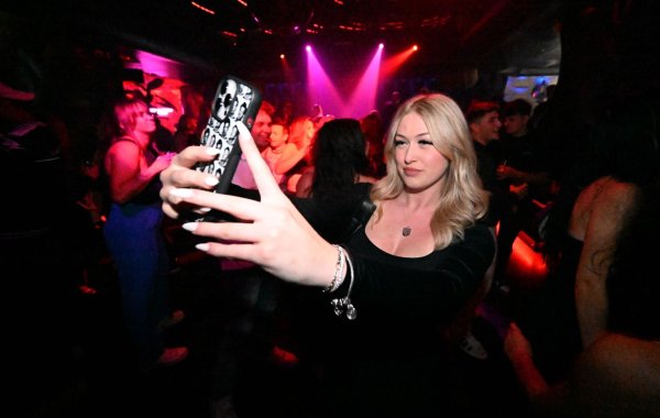Larissa fotografiert sich im "Insta-Club" Bossy in München. - © Felix Hörhager/dpa