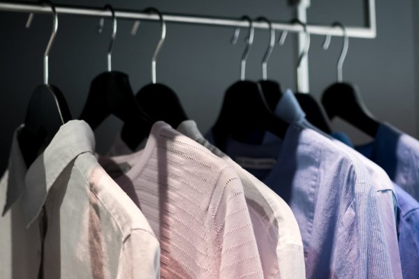 Blick in den Kleiderschrank - © Foto: Alexander Heinl/dpa-tmn/dpa