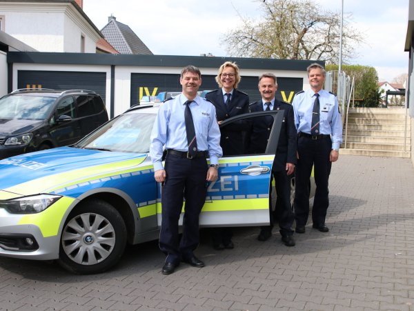 Der Neue in Bad Meinberg: (von links) Bezirksbeamter Friedhelm Potthast freut sich mit Polizeidirektorin Margit Picker, Polizeidirektor Jürgen Siebel und Harald Reineking, Leiter der Wache Blomberg, auf seine neuen Aufgaben. - © Patrizia Lerch