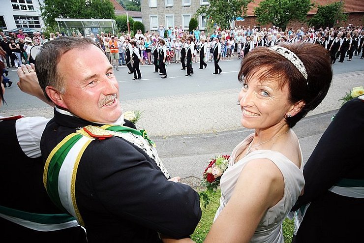 Haben allen Grund zur Freude: Königin Doris Dietz und König Hartmut Rügge bei der Parade am Sonntag Nachmittag, während die Damen des Schützenvereins Lüdenhausen an ihnen vorbei marschieren. - © Foto: Scherzer