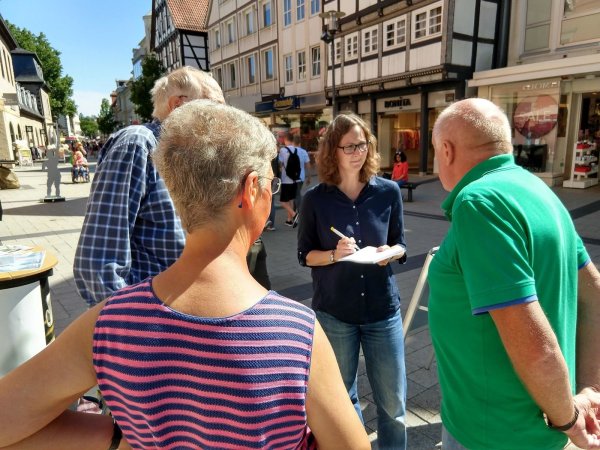 Jana Beckmann wird am Mittwoch die Meinungen der LZ-Leser in Detmold zum Thema "Hornsches Tor" entgegennehmen. Im Juni ging es bei der Mobilen Redaktion um das Thema "Wärmespeicher". - © Archiv: Yvonne Glandien