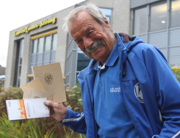 In diesen Büchern stehen seine Leistungen: Dieter Denecke ist bestens vorbereitet zur LZ gekommen. - © Sebastian Lucas