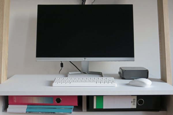 Wo ist der Rechner versteckt? Hinter der Maus. Manche dieser Mini-PCs lassen sich sogar per VESA-Aufnahme hinter den Monitor hängen und somit gänzlich verstecken. - © Tom Nebe/dpa-tmn