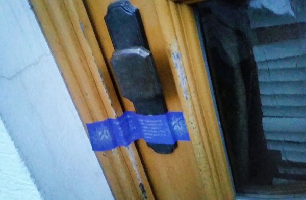 Die Haustür auf einem Bauernhof in Höxter ist von der Polizei versiegelt worden. Eine Frau wurde wochenlang auf einem Bauernhof gefangen gehalten und misshandelt. Sie starb an den Folgen. - © dpa