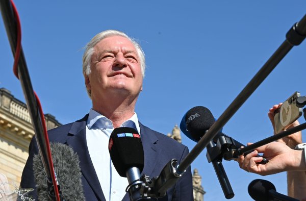 Der Chefredakteur des «Compact»-Magazins feiert die Gerichtsentscheidung. - © Elisa Schu/dpa