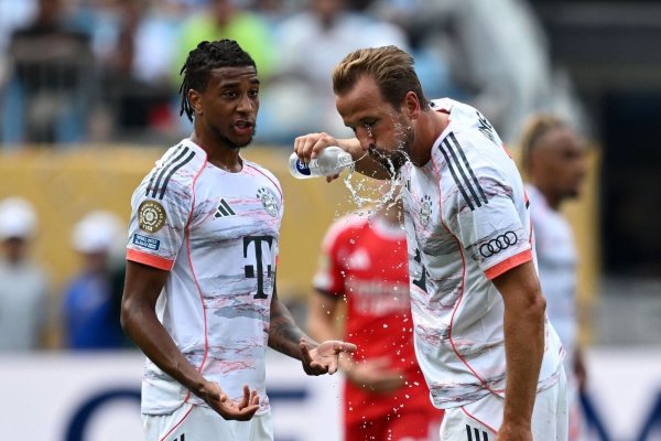 Trinken, trinken, trinken: Harry Kane nutzt eine Spielpause. - © Sven Hoppe/dpa