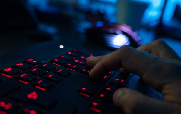 Cyberkriminelle agieren im Verborgenen - sie wollen Daten haben, um damit Geld zu machen oder anderen Schaden zuzufügen. (Symbolbild) - © Nicolas Armer/dpa