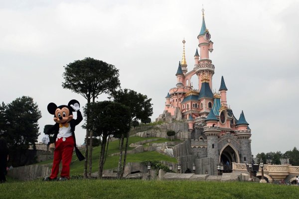 In einem rätselhaften Fall um eine wohl vorgetäuschte Kinderhochzeit im Disneyland Paris ermittelt die französische Justiz. (Archivbild) - © Francois Mori/AP/dpa
