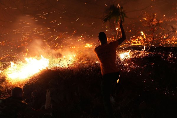 Verzweifelter Kampf gegen die Flammen auf Chios. - © Pantelis Fykaris/Politischios.gr/AP/dpa