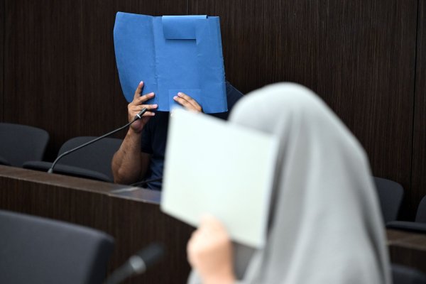 Gericht stellt islamistischem Tiktok-Star drei Jahre Haft in Aussicht. - © Federico Gambarini/dpa