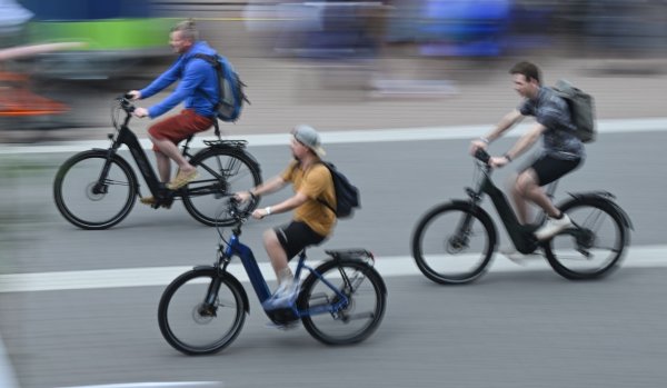 E-Bikes dominieren den deutschen Fahrradmarkt. (Archivbild) - © Arne Dedert/dpa