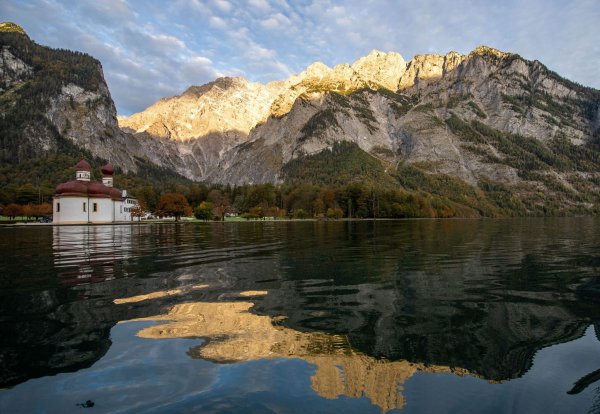 Die Kapelle St. Bartholomä am Königssee vor dem Watzmann. (Archivbild) - © Lino Mirgeler/dpa