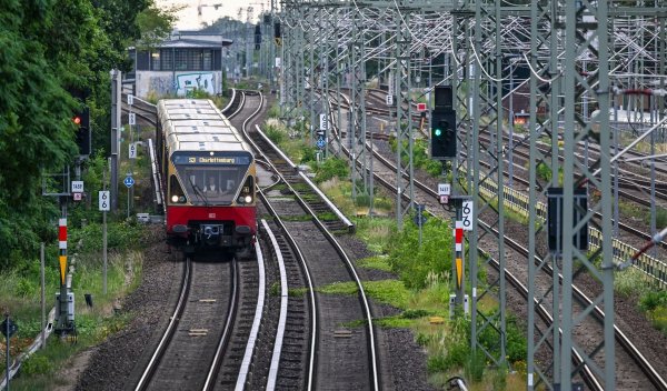 Am Morgen waren die S-Bahn-Strecken zwar freigegeben, es kam aber weiter zu Einschränkungen. - © Jens Kalaene/dpa