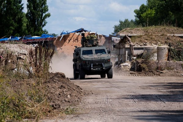 Auch in der Region Sumy greift Russland immer wieder an. - © Evgeniy Maloletka/AP/dpa