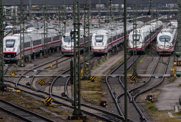 Die Deutsche Bahn plant, mehr als 40 hoch belastete Strecken im Schienennetz grundlegend zu sanieren. - © Peter Kneffel/dpa