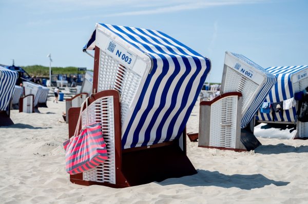 Für viele Menschen unbezahlbar: Eine Woche verreisen in den Sommerferien (Symbolbild) - © Hauke-Christian Dittrich/dpa