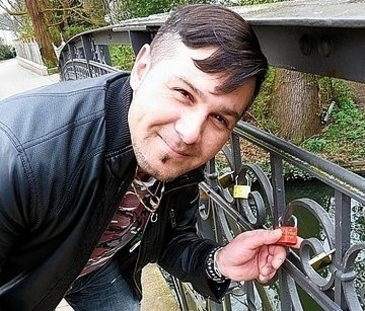 Murat Can freut sich über die Vorhängeschlösser, die am Geländer der Hertabrücke befestigt wurden. - © FOTO: SILKE GENSICKE