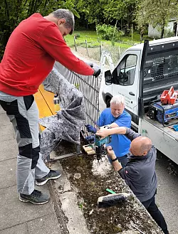 Beim Zaunbau war voller Körpereinsatz gefragt. - © Zukunft Extertal