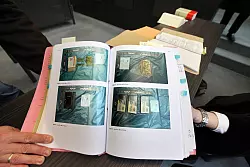 Blick in die Prozessakte: Auf zahlreichen Fotos hat das BKA die in der Wohnung des Schl&auml;ngers gefundenen Waffen und Munition dokumentiert. - &copy; Bernhard Preu&szlig;