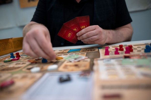 Geschichte anders erspielen im Brettspiel «Weimar - Der Kampf um die Demokratie». - © Fabian Strauch/dpa